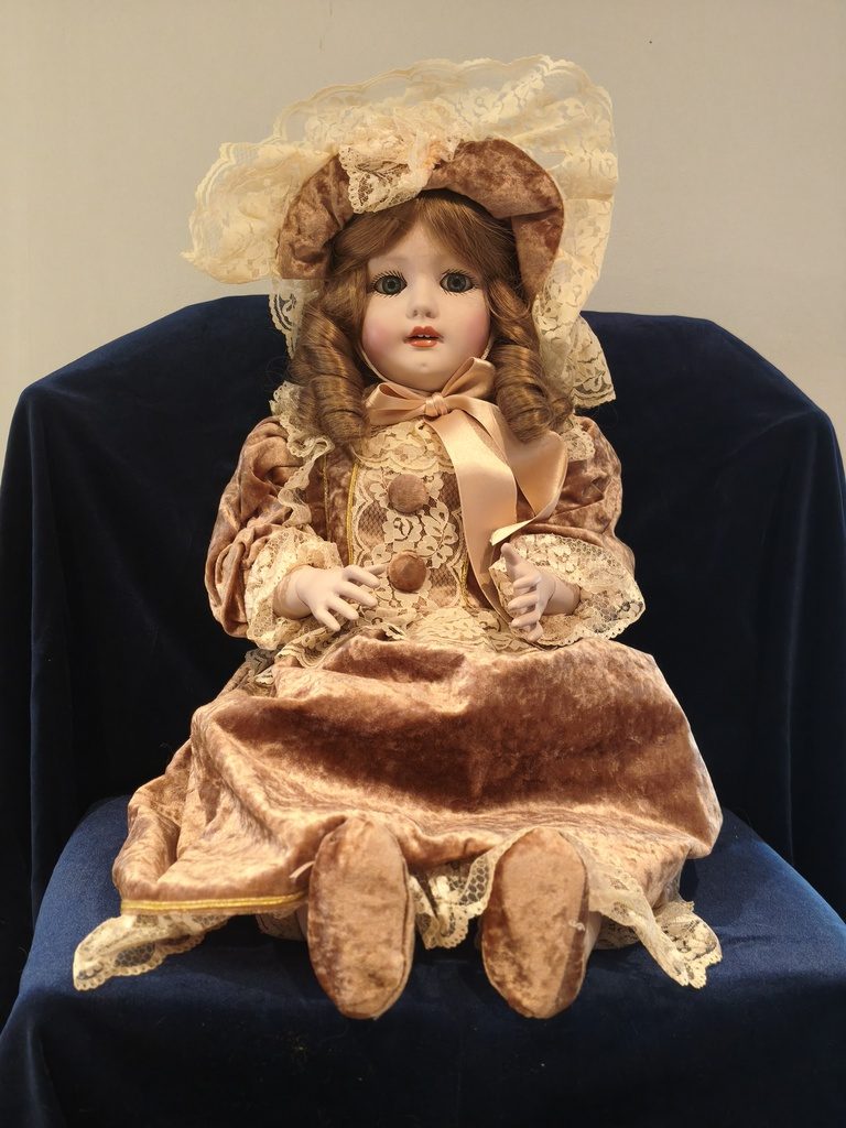 Porcelana y cartón >65cm — Capota y vestido de terciopelo topo/rosa palo con encaje cr…